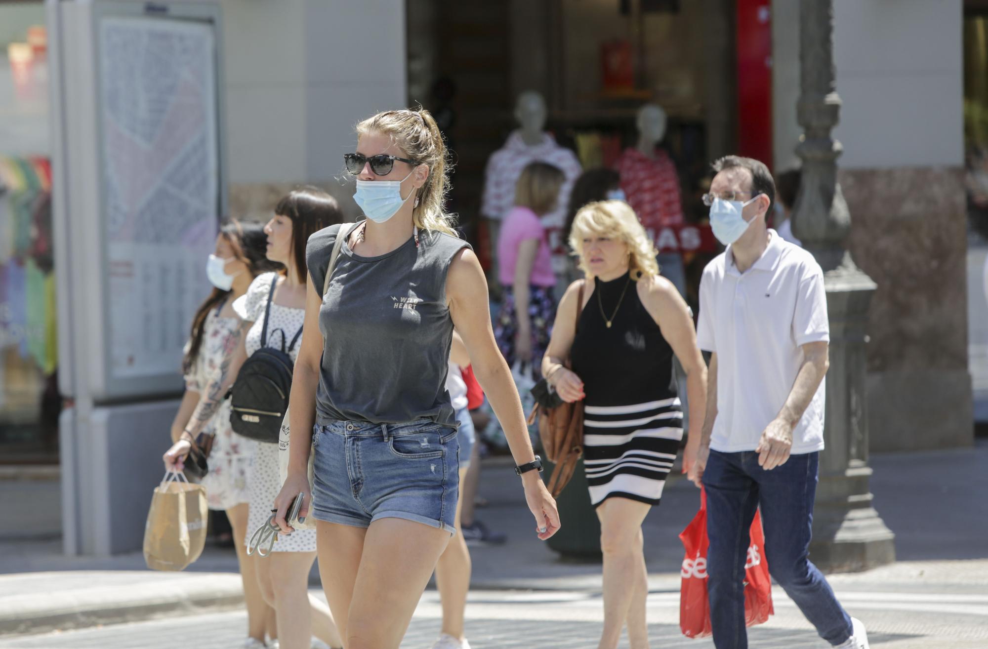 Valencia no se quita la mascarilla en plena calle