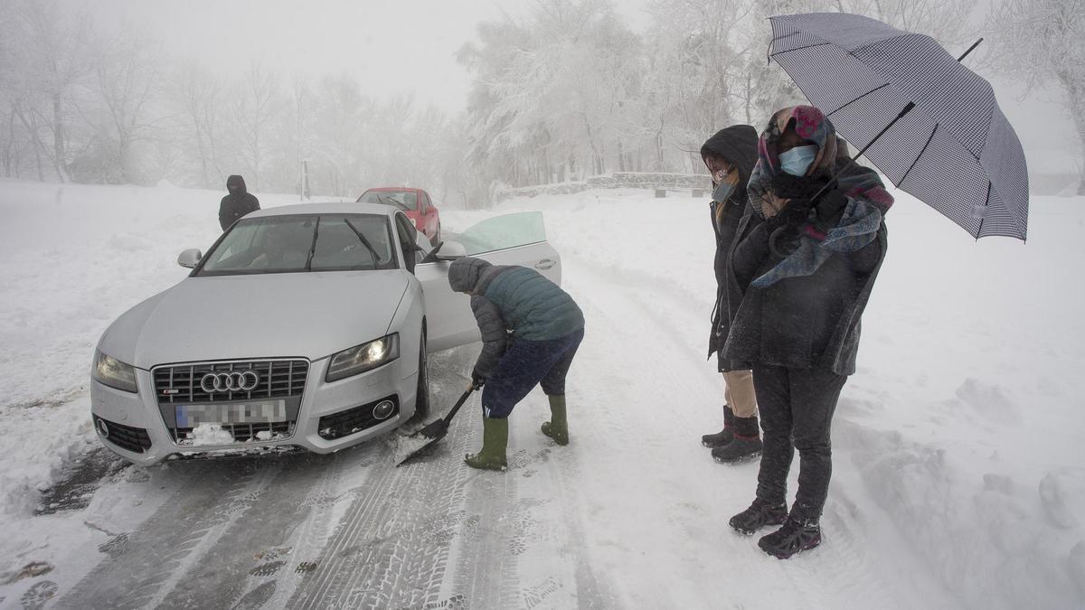 Coche atrapado en la nieve en la montaña de Lugo.