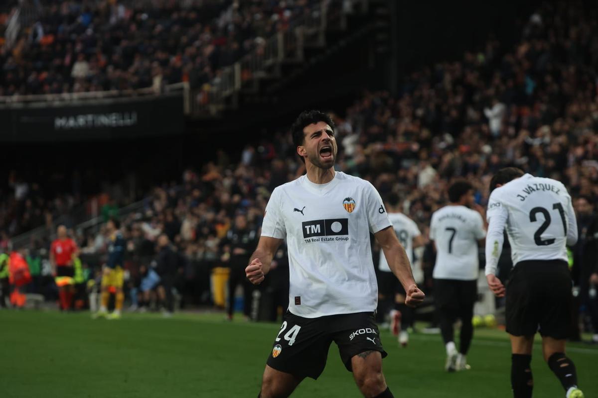 Eray Cömert, mejor jugador del Valencia CF sobre el césped en la victoria sobre el Espanyol en Mestalla