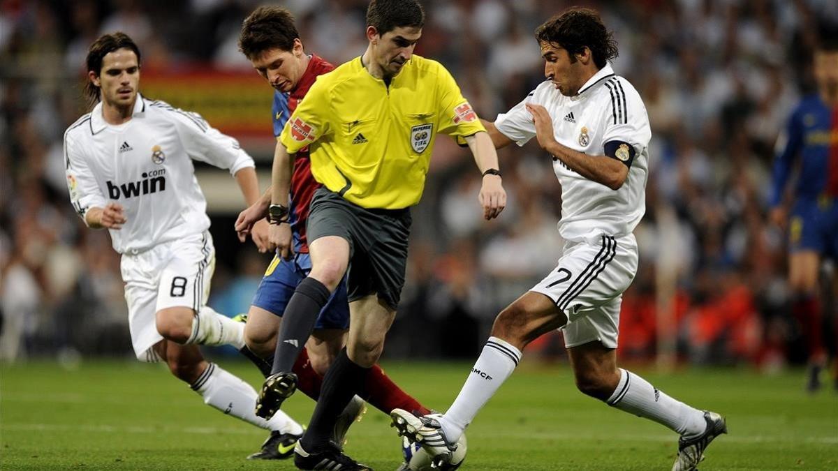 Undiano Mallenco se interpone entre Gago, Messi y Raúl en un clásico jugado en el Bernabéu.