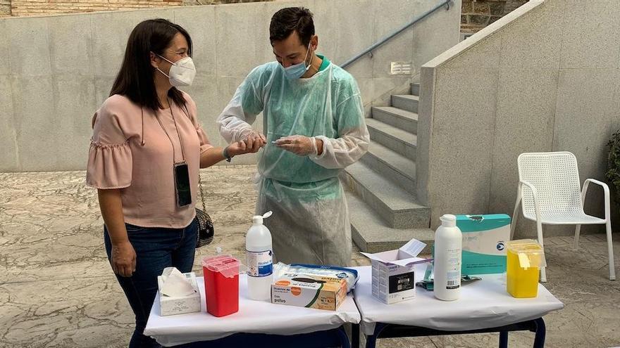 Una profesora del centro María Inmaculada, sometiéndose a un test rápido.