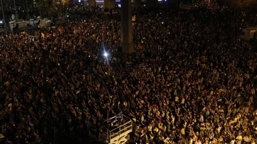 Imatge aèria del milers de persones ocupant la cruïlla de l&#039;Avinguda Diagonal amb Passeig de Gràcia.