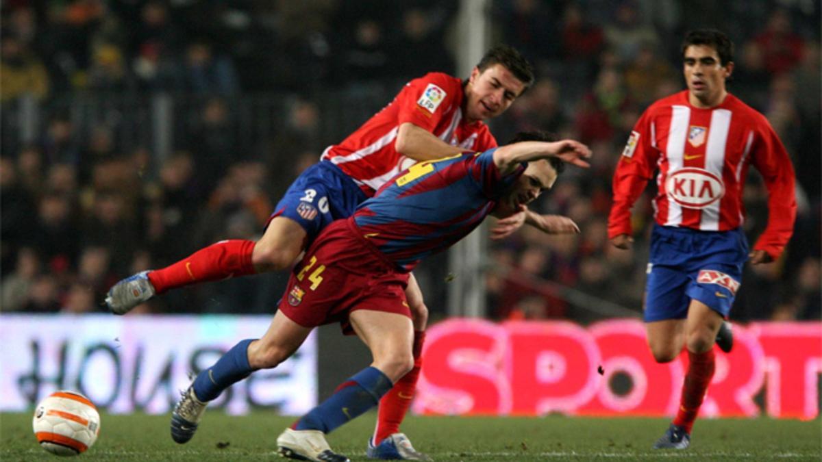 El momento en el que Gabi derriba a Iniesta durante el Barça-Atlético de la Liga 2005-06