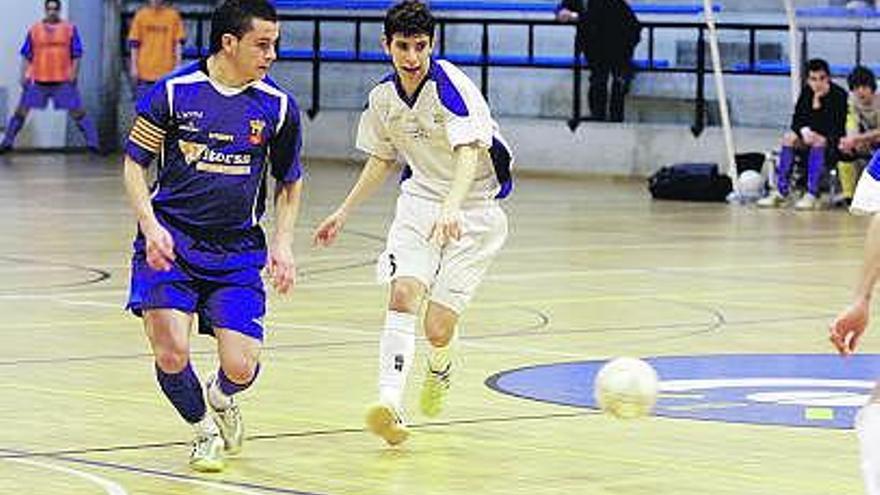 Luismi, del Oquendo, trata de jugar el balón ante un rival.