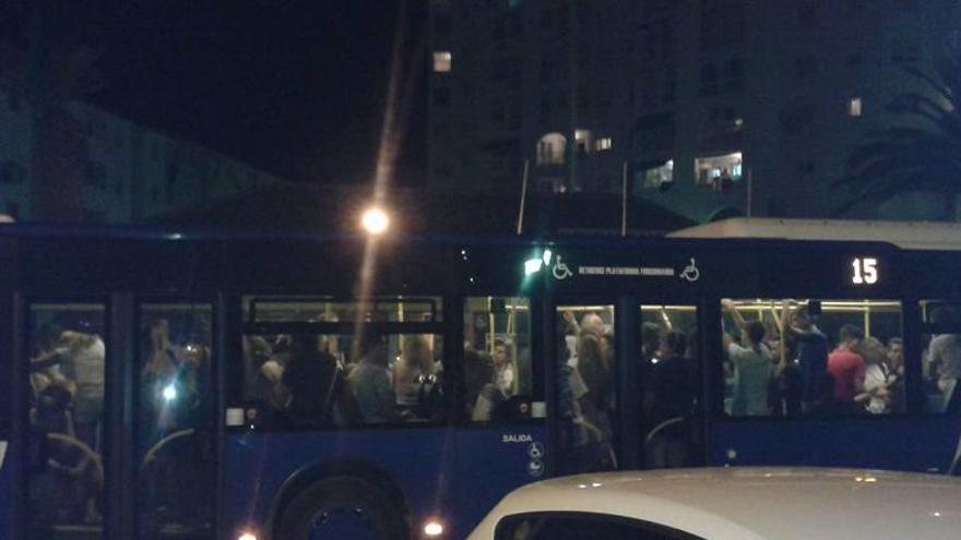 El autobús, ayer, a su paso por el Zoco de San Javier.