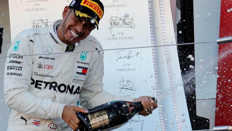 Hamilton regna al Japó i acarona el títol mentre Vettel s&#039;ofega