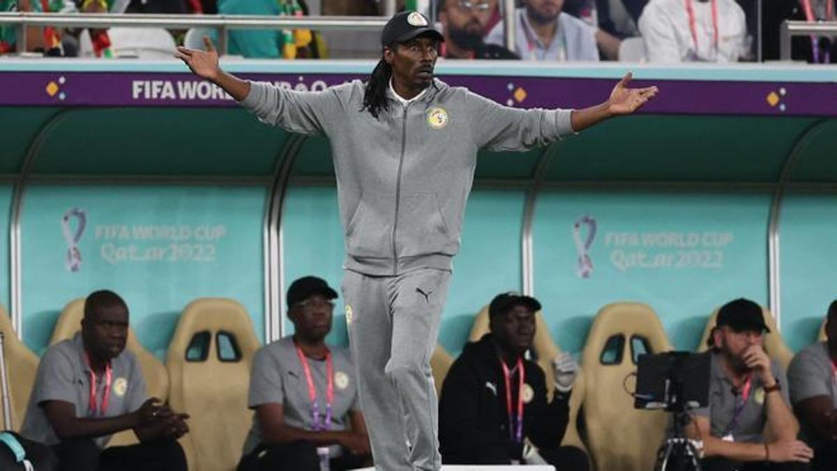 Aliou Cissé, seleccionador de Senegal, durante el partido frente a Qatar.