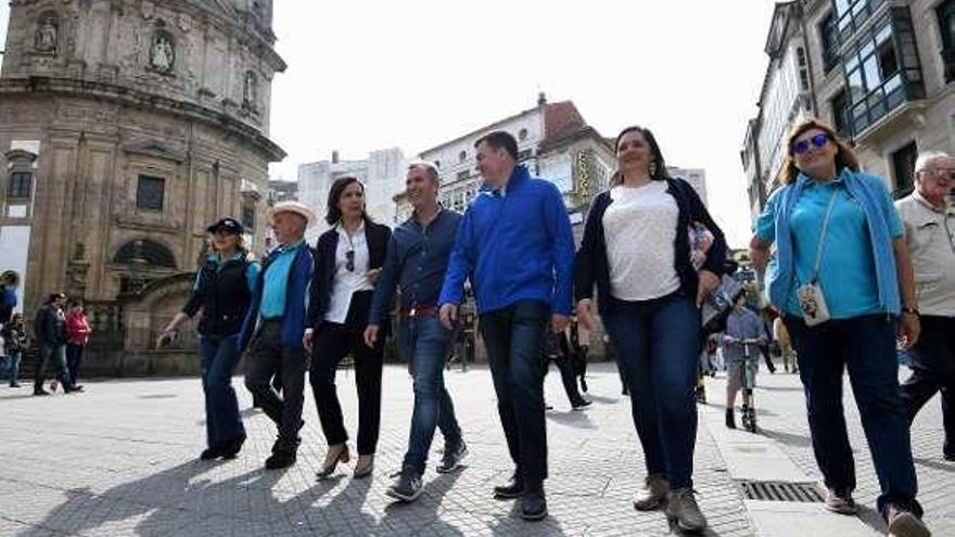 Los representantes del PP, ayer ante la Peregrina. // Gustavo Santos