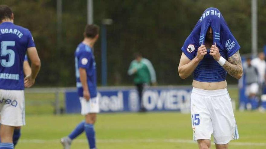 Pierre, con Ugarte de espaldas, se lamenta de la derrota del Vetusta ayer ante el Pontevedra.