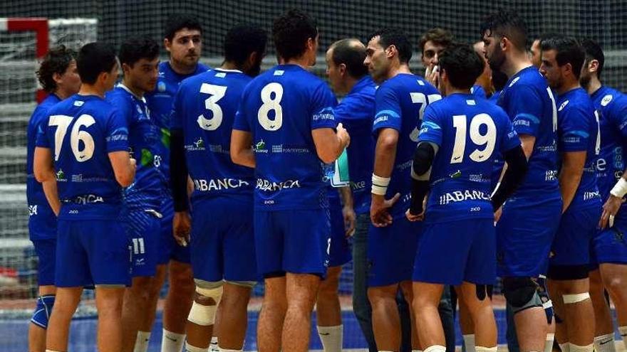 Los jugadores azules recibiendo instrucciones de Domínguez. // R.V.