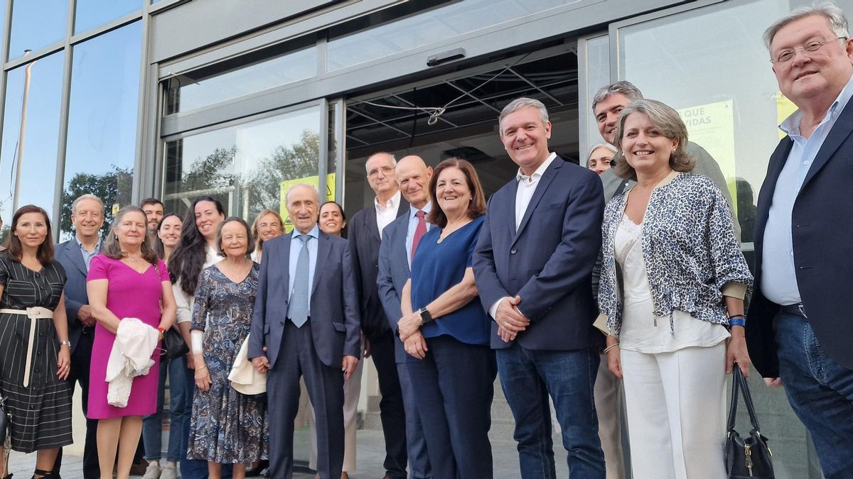 El científico Juan Carlos Izpisúa y el doctor Pedro Guillén, junto a la presidenta de la UCAM, visitan las instalaciones.