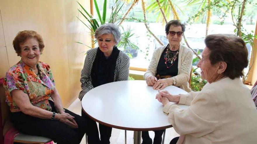 El grupo de amigas, en su reunión habitual para tomar un café y jugar la partida.