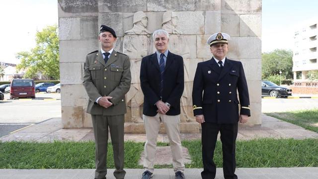 Los reservistas voluntarios Óscar Arroyo, Antonio Güemes y Ramón María Barco, el lunes 26 de septiembre, en la Delegación de Defensa en Aragón.