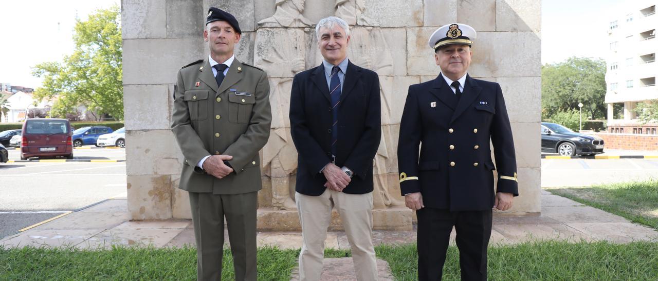 Los reservistas voluntarios Óscar Arroyo, Antonio Güemes y Ramón María Barco, el lunes 26 de septiembre, en la Delegación de Defensa en Aragón.