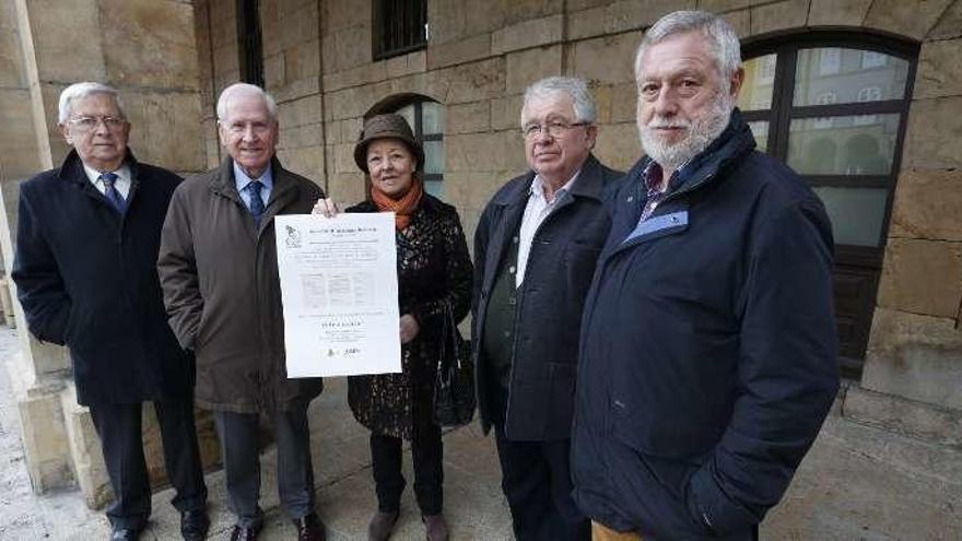 Integrantes de la junta directiva de la Filarmónica Avilesina, con el cartel del centenario.