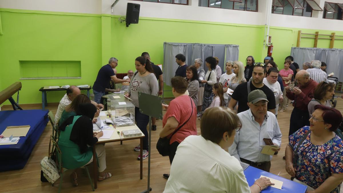 Electores votando este domingo 28 de mayo en Zaragoza.