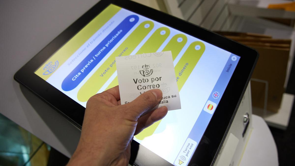 Archivo - Una persona con un ticket de voto por correo en la oficina de Correos de Cibeles, a 1 de junio de 2023, en Madrid (España). La solicitud de voto por correo puede realizarse en todas las oficinas de Correos de España.