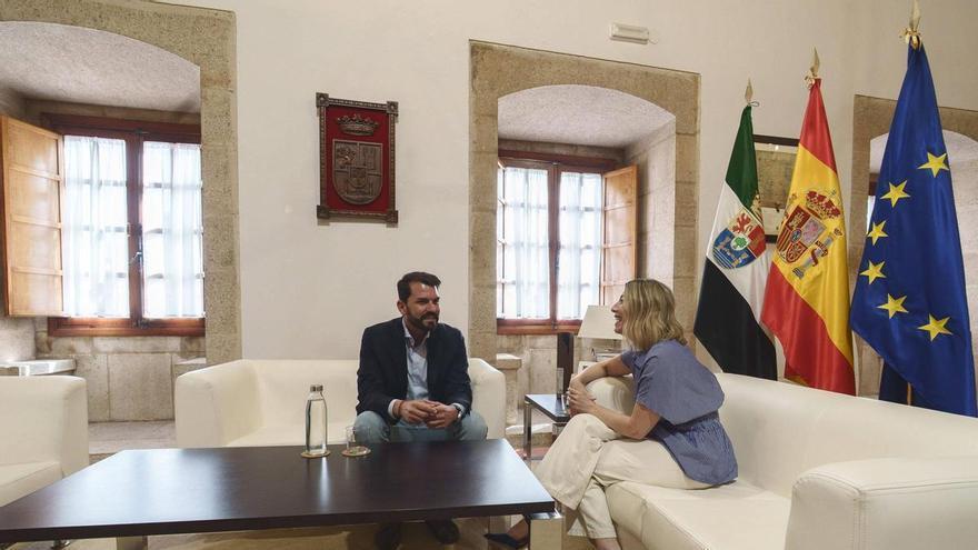 Fotogalería | Reunión entre la presidenta de la Junta, María Guardiola, y el secretario del PSOE en Extremadura, Álvaro Sánchez Cotrina