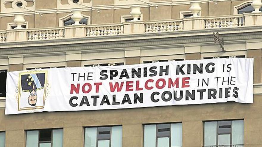 Pancartas contra el Rey y enfrentamientos tensan los actos