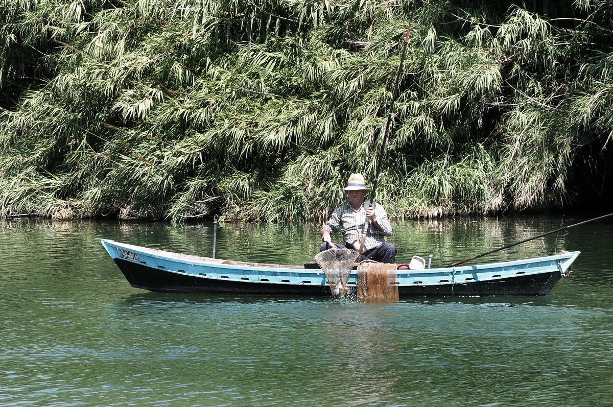 Un pescador en el Azud de la Marquesa, desde donde capta el agua del trasvase