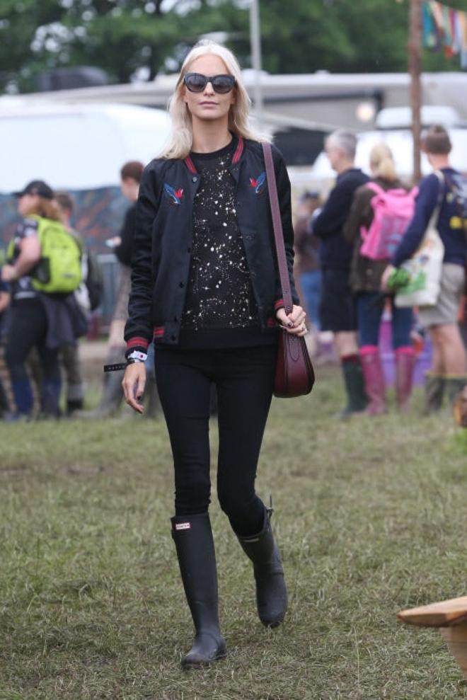 Poppy Delevingne recurre a las botas de lluvia Hunter para disfrutar del Festival de Glastonbury