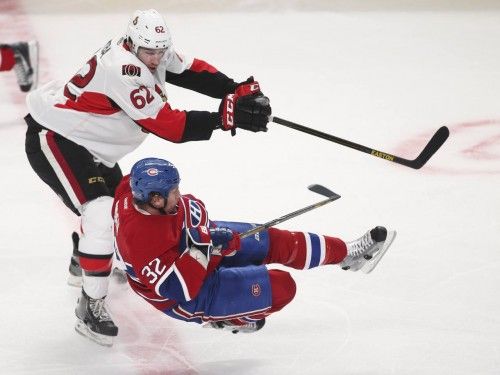 Travis Moen (Montreal Canadiens) es derribado por Eric Gryba (Ottawa Senators)