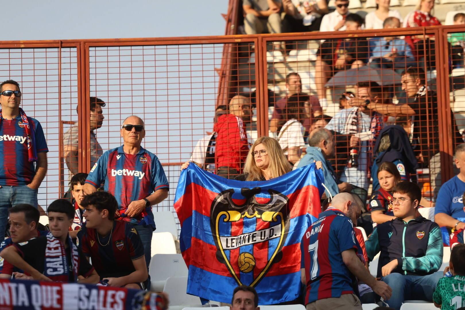La afición del Levante, junto a su equipo en Albacete