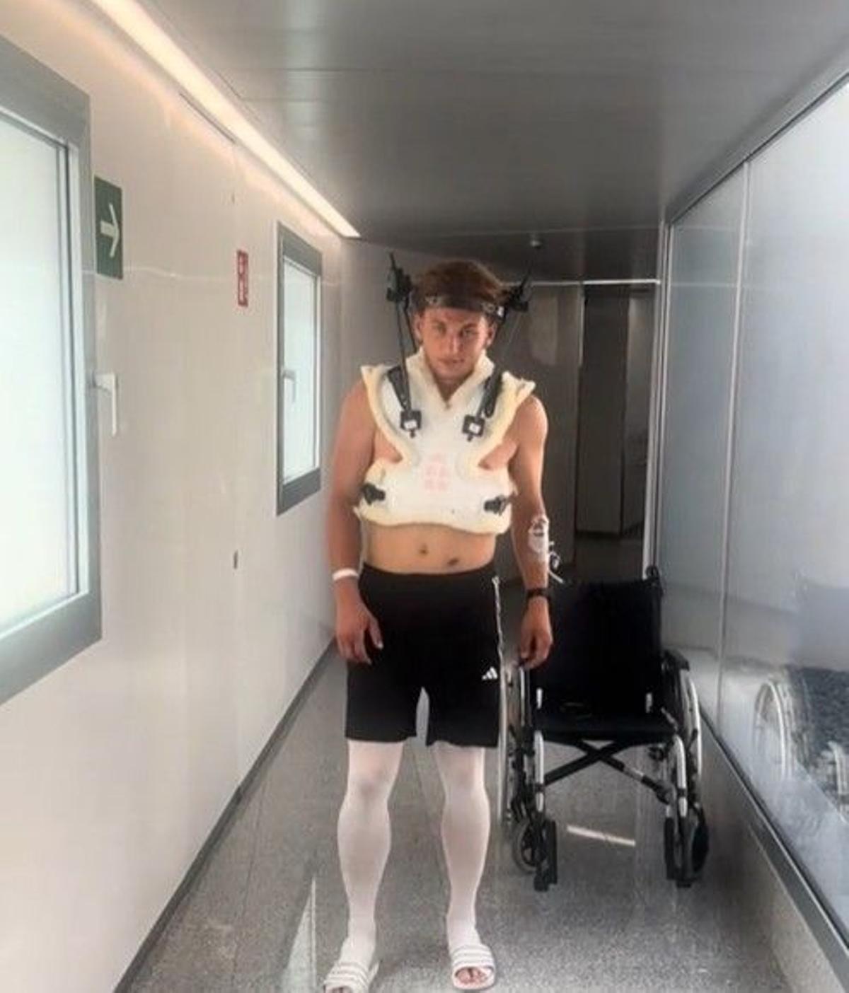 Max Dettmann durante sus primeros intentos de volver a caminar.