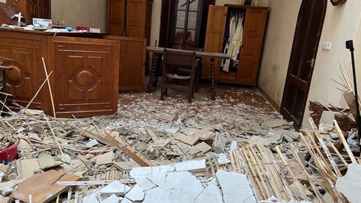 El interior de la sacristía, totalmente destrozado por el derrumbe de parte del tejado.