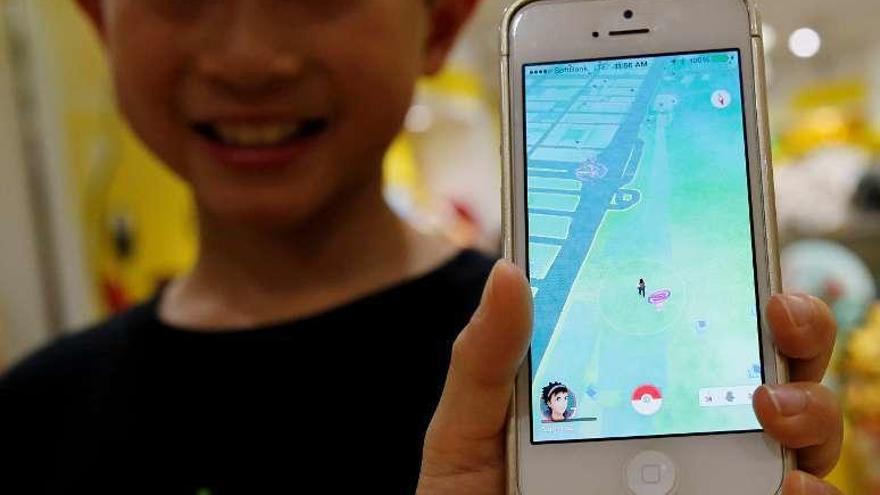 Un niño posa con el juego pokemón GO en Tokyo.