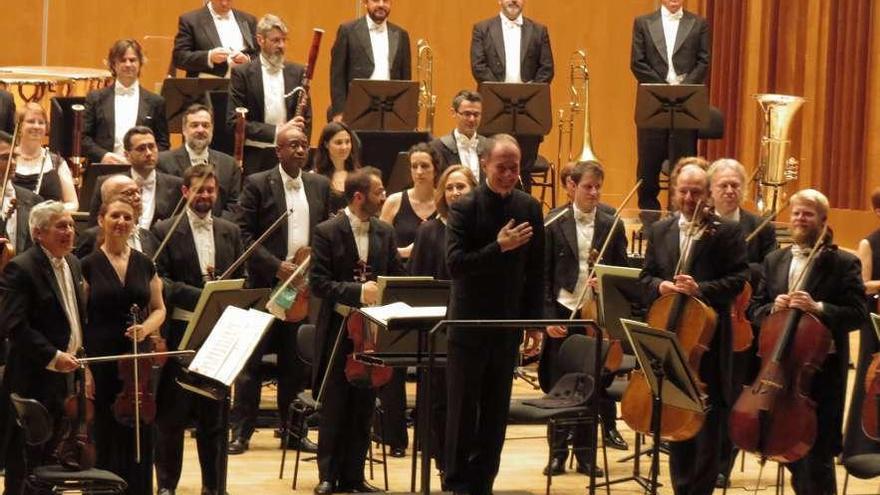 El director Rossen Milanov y la OSPA, ayer en el Auditorio, al término del concierto de clausura de la temporada.