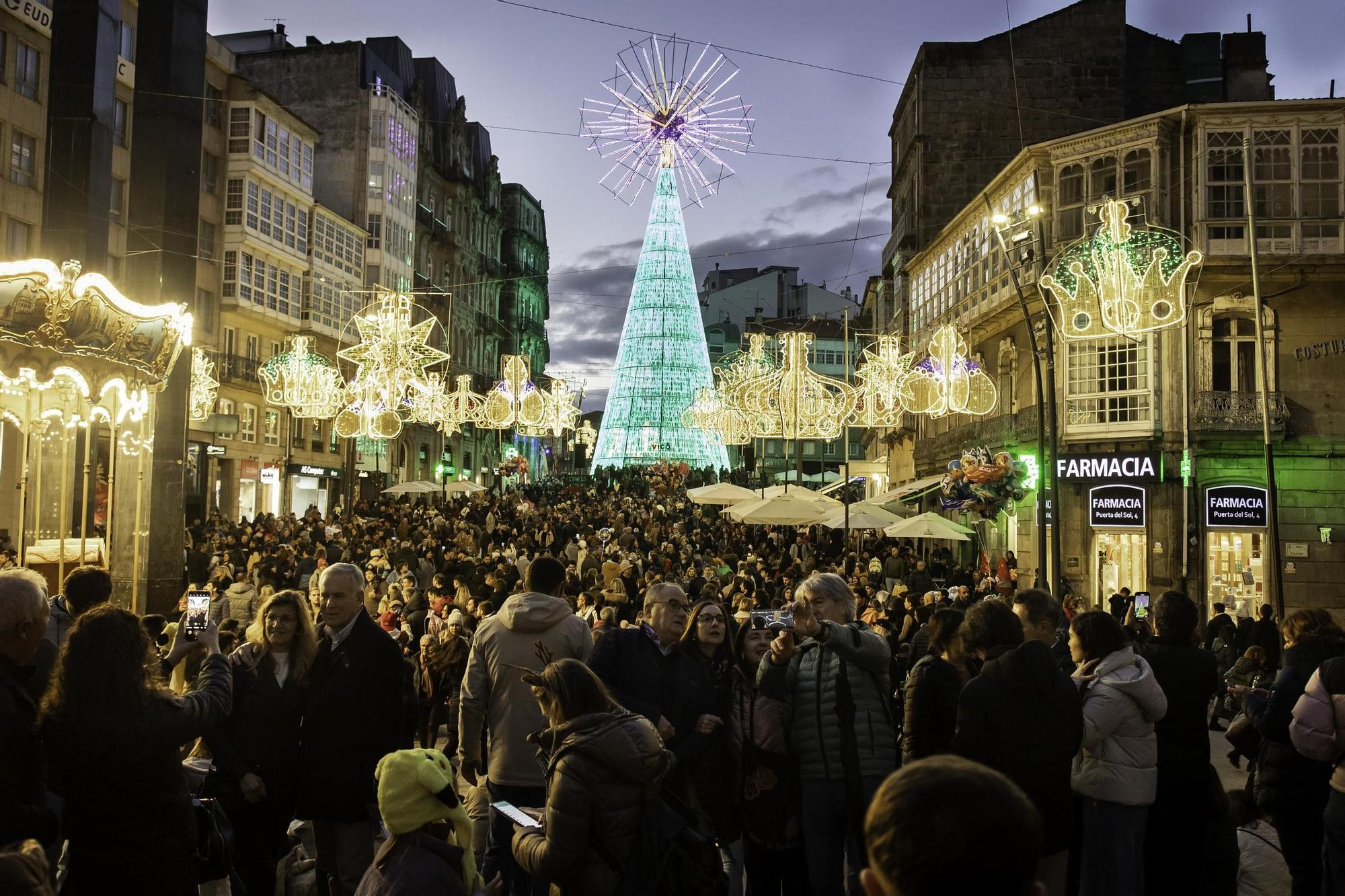 Diciembre comienza en Vigo con atascos por la Navidad