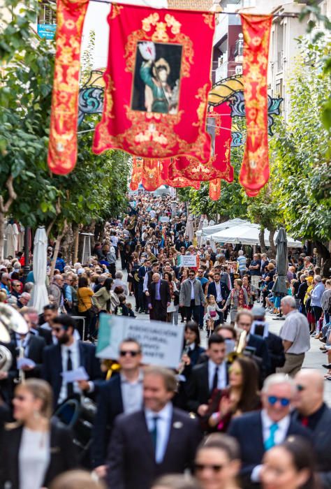 Las bandas marcan el ritmo del arranque de las fiestas de Benidorm.