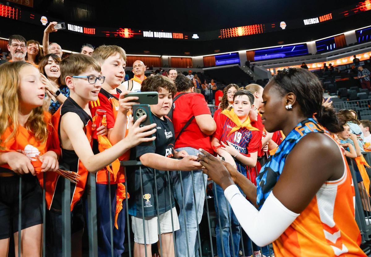 Así ha sido el regreso al Roig Arena de Awa Fam tras triunfar en el draft de la WNBA
