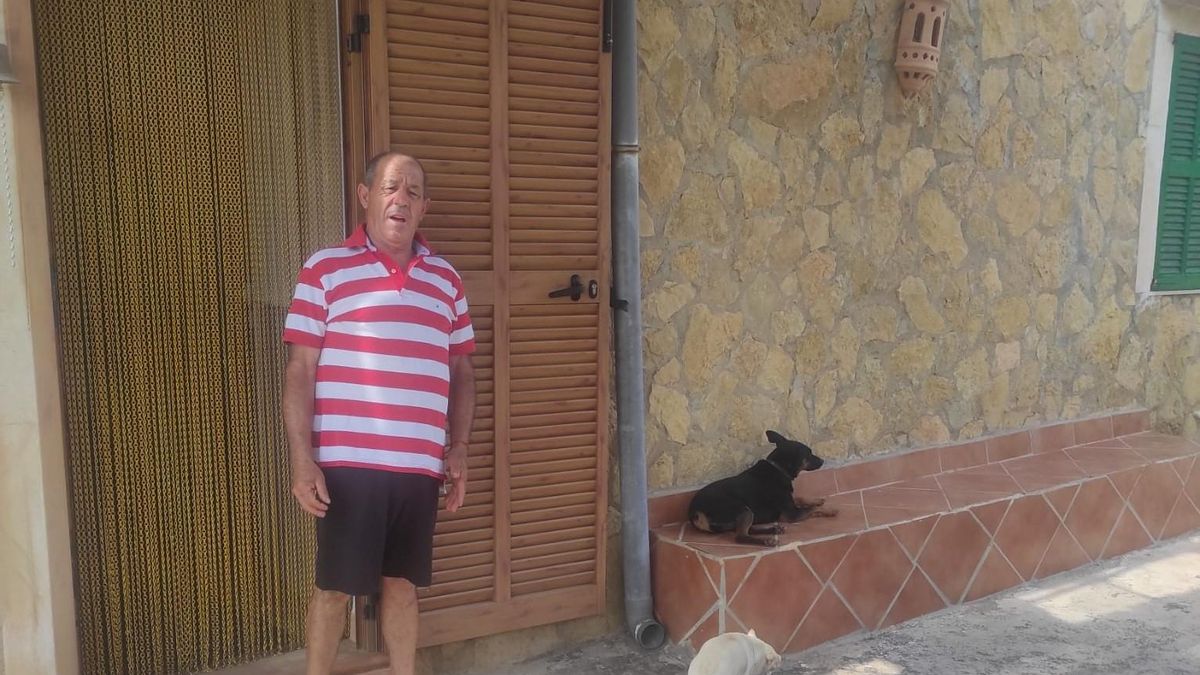 Ramon Amores, un vecino ‘andritxol’ de 66 años, posa frente a su vivienda.