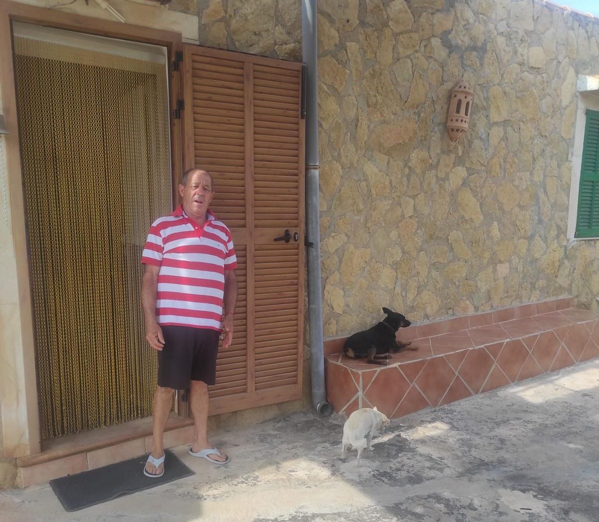 Ramon Amores, un vecino ‘andritxol’ de 66 años, posa frente a su vivienda.