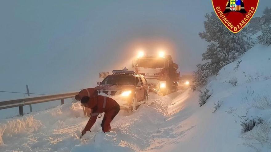 Los bomberos de la DPZ rescatan a una familia atrapada en su coche en Torralbilla