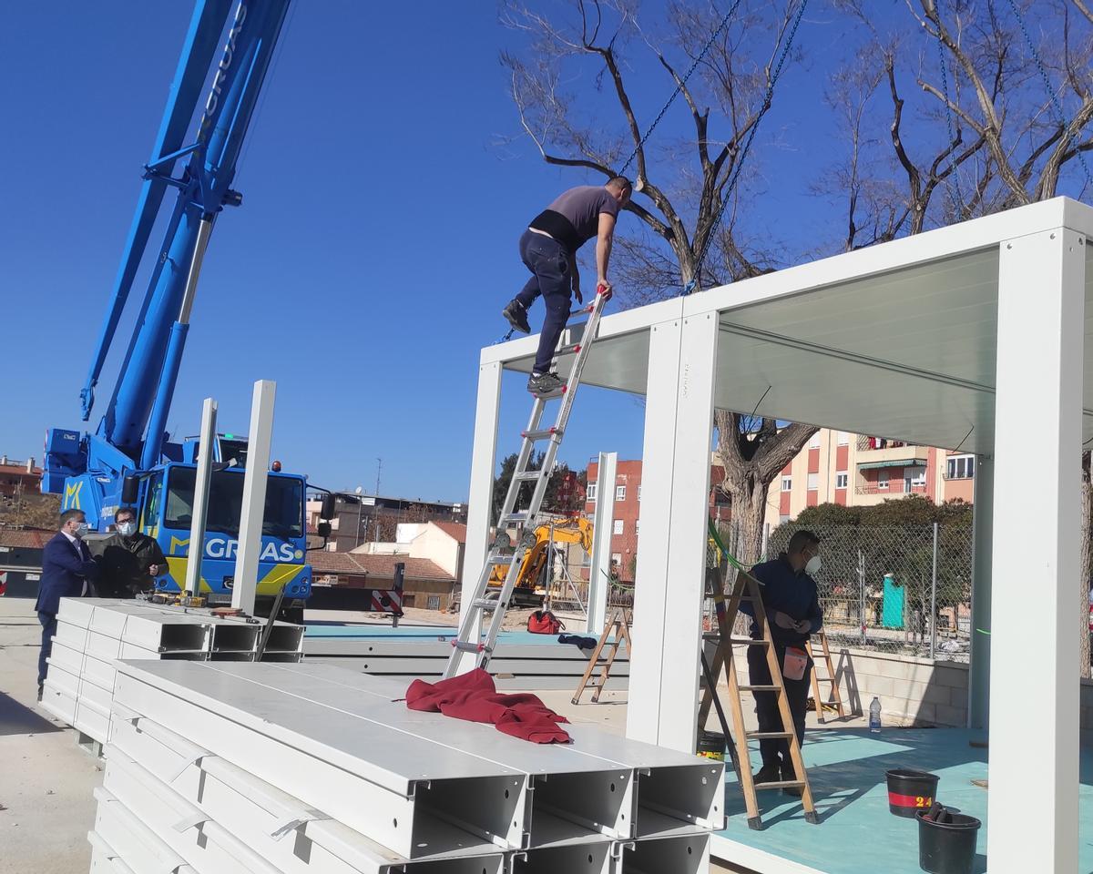 Los trabajos de montaje de las aulas prefabricadas.