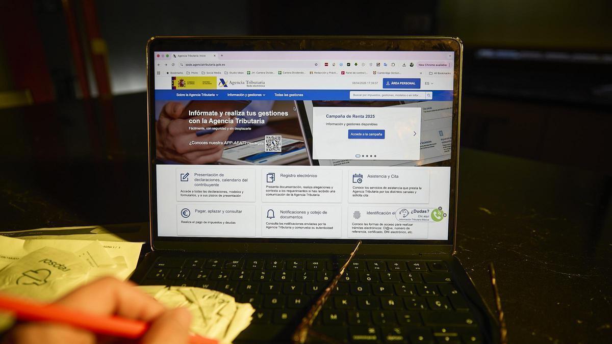 Una persona hace el borrador de su declaración de la renta en un ordenador