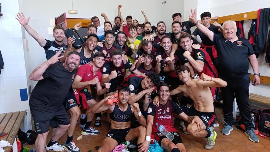 Los futbolistas y el cuerpo técnico del Salerm Puente Genil celebran el triunfo en La Palma.