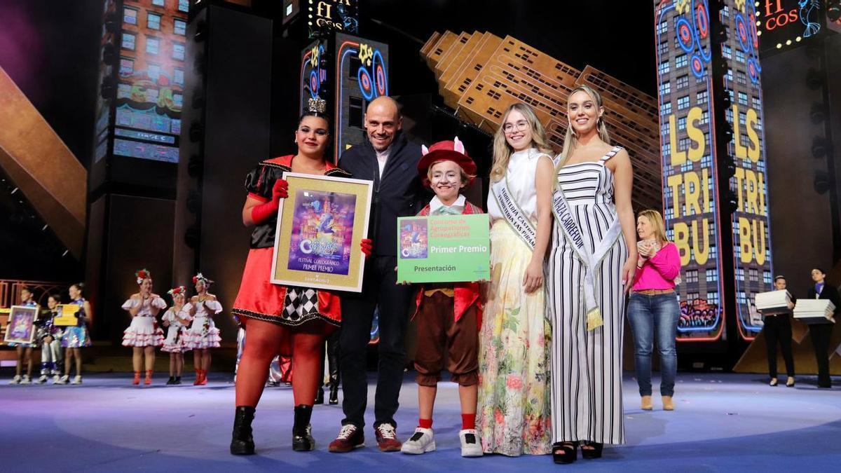 Representantes de LS Tribu reciben el primer premio de disfraz del Festival Coreográfico