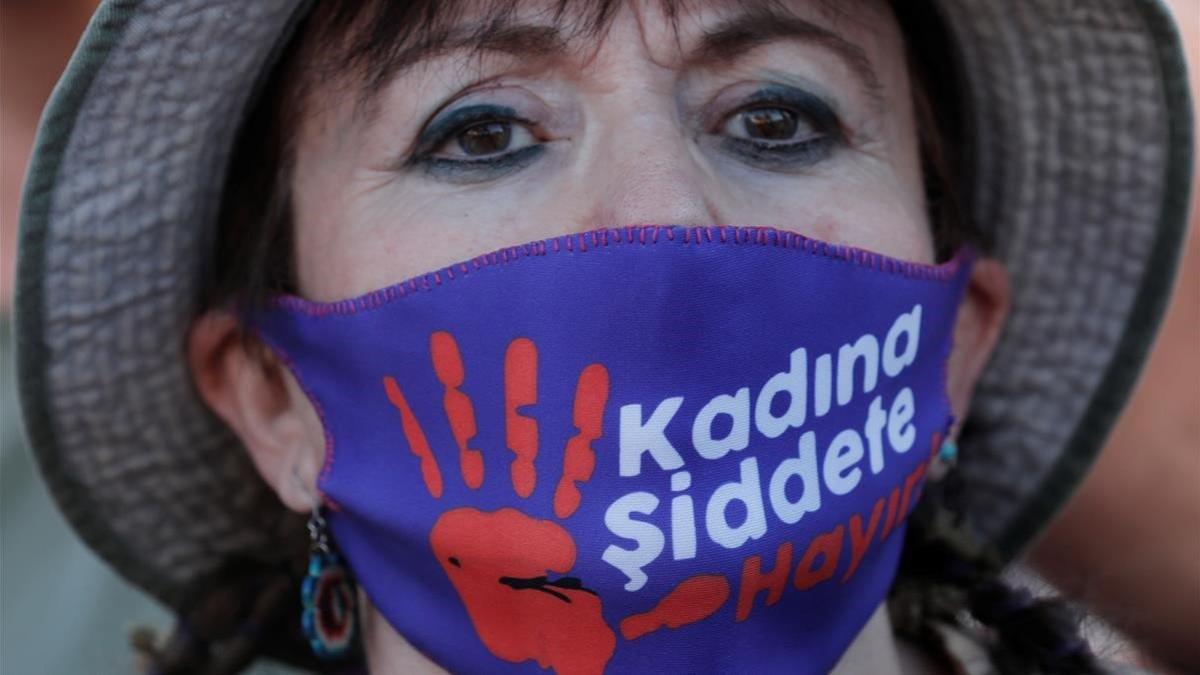 Una manifestante con una mascarilla con el lema 'No a la violencia contra las mujeres', el miércoles en Estambul.