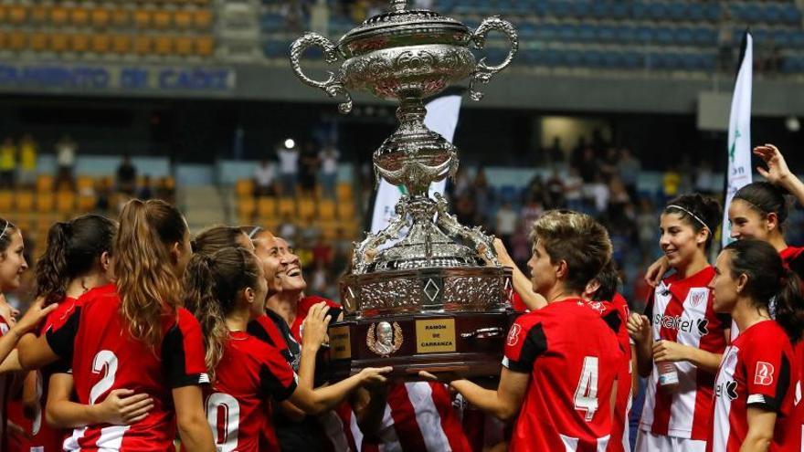 Las jugadoras del Athletic posan con el trofeo.