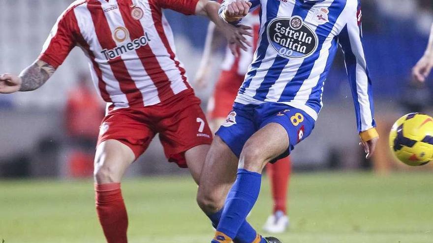 Pablo Insua, con un atacante del Girona en un partido en Riazor.