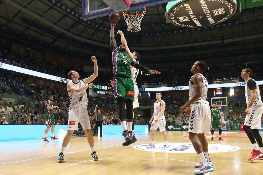 El equipo malagueño aprovecha la visita del colista de la ACB, con el peor ataque de la Liga, para lamer las heridas producidas por el Alba con un triunfo cómodo y liderado por Roberts y Dani Díez