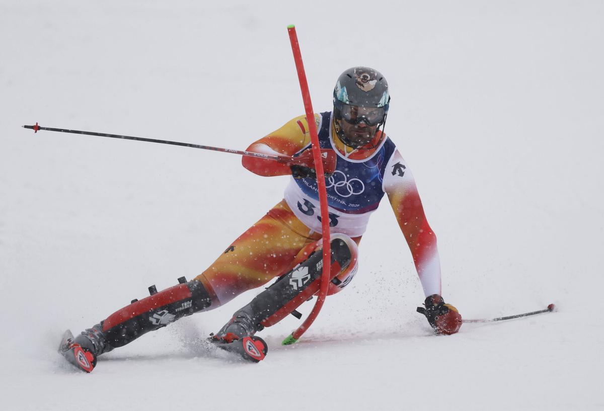 Quim Salarich durant la primera baixada d'eslàlom als Jocs Olimpics de Milà-Cortina