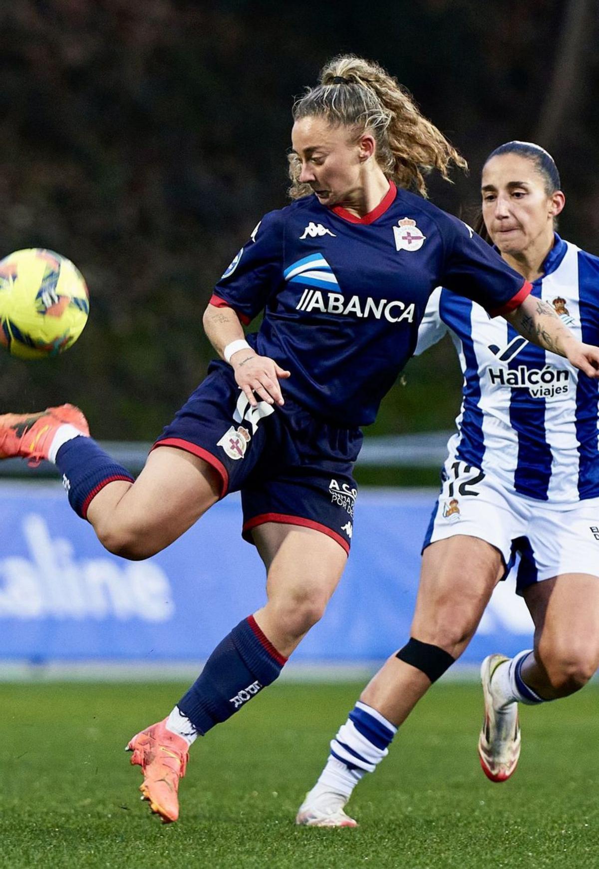 Ainhoa Marín controla un balón ante Lucía Rodríguez. |  Liga F