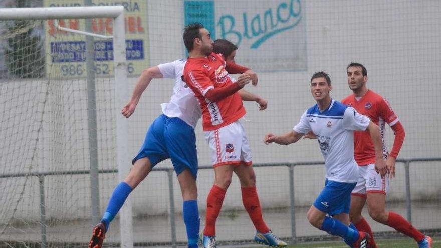 Un jugador del Estradense trata de rematar un córner. // Rafa Vázquez