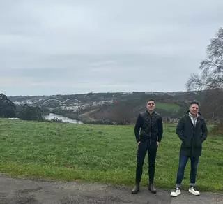 Sergio y Adrián, los gemelos coañeses que montarán un complejo turístico de inspiración escandinava con vistas a la ría de Navia: "Siempre quisimos hacer algo en el pueblo"