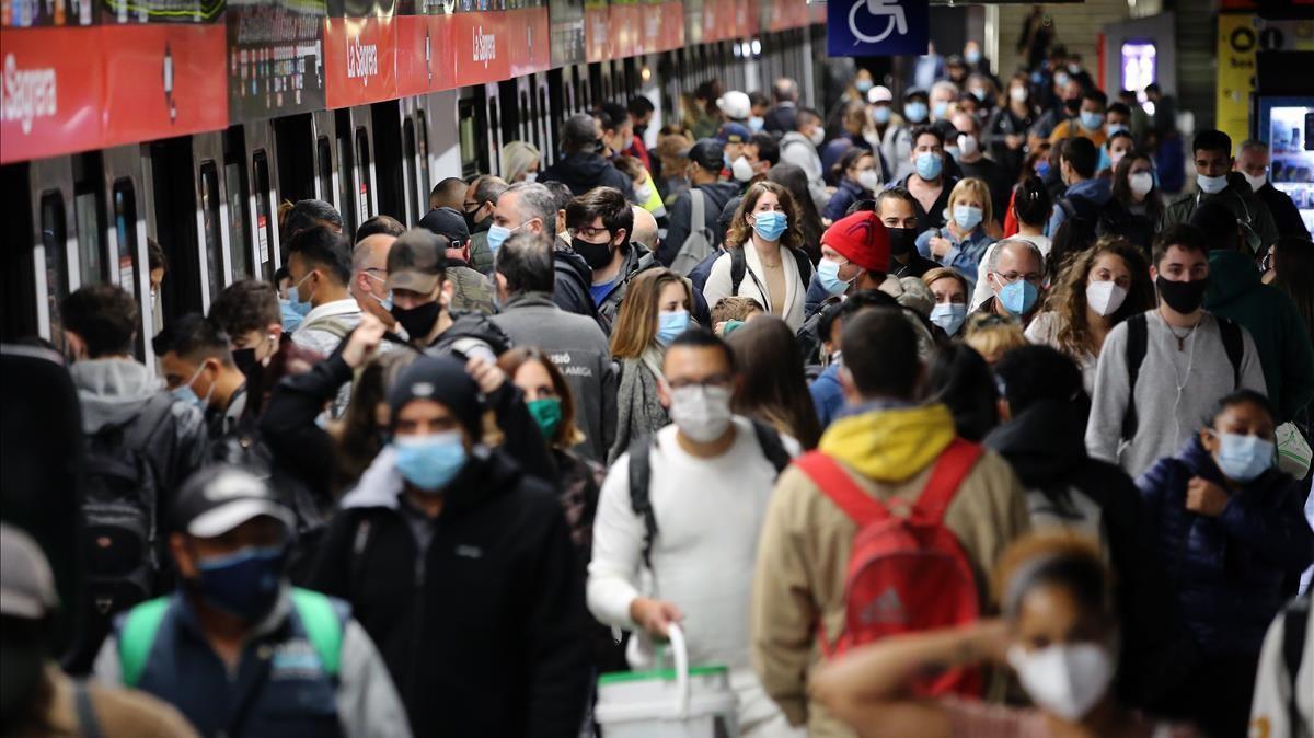 El transporte público en tiempos de pandemia, en la imagen aglomeraciones en el metro en la estación de Sagrera el día 27 de octubre